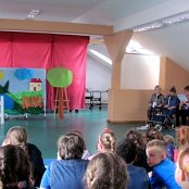 "Brzydkie Kaczątko" etiuda teatralna na podstawie baśni H.CH. Andersena  dla przyjaci&oacute;ł