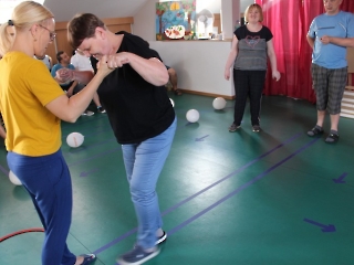 2023_07_20 Zabawy ruchowe z taśmą _26