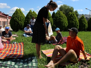 Czytanie na trawie_1