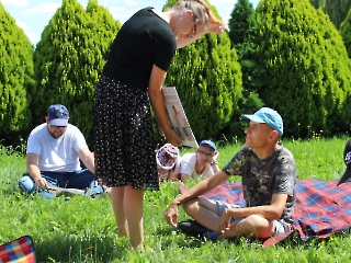 Czytanie na trawie_2