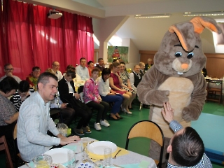 Śniadanie Wielkanocne, występ artystyczny, życzenia, modlitwa, poczęstunek_11