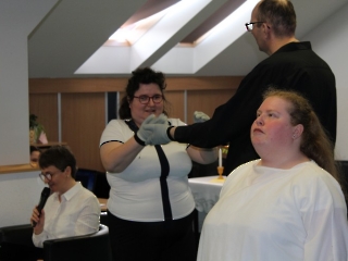 Śniadanie Wielkanocne, występ artystyczny, życzenia, modlitwa, poczęstunek_20