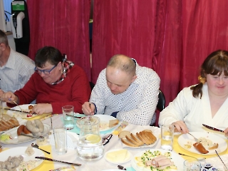 Śniadanie Wielkanocne, występ artystyczny, życzenia, modlitwa, poczęstunek_51