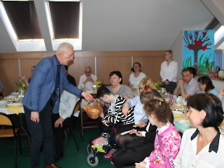 Śniadanie Wielkanocne, występ artystyczny, życzenia, modlitwa, poczęstunek_7