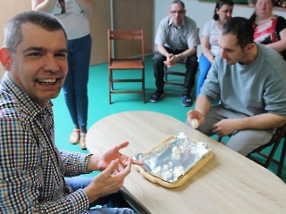 W poszukiwaniu Zająca, zagadki, konkurencje z jajkami, poszukiwanie upominków zajączkowych, odwiedziny dużego Zająca, zdjęcia pamiątkowe_11