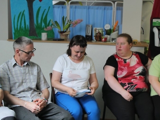 W poszukiwaniu Zająca, zagadki, konkurencje z jajkami, poszukiwanie upominków zajączkowych, odwiedziny dużego Zająca, zdjęcia pamiątkowe_4