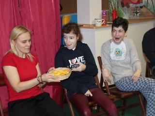 W poszukiwaniu Zająca, zagadki, konkurencje z jajkami, poszukiwanie upominków zajączkowych, odwiedziny dużego Zająca, zdjęcia pamiątkowe_5