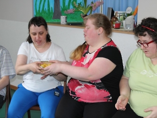 W poszukiwaniu Zająca, zagadki, konkurencje z jajkami, poszukiwanie upominków zajączkowych, odwiedziny dużego Zająca, zdjęcia pamiątkowe_6