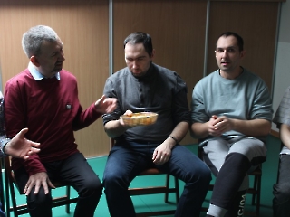 W poszukiwaniu Zająca, zagadki, konkurencje z jajkami, poszukiwanie upominków zajączkowych, odwiedziny dużego Zająca, zdjęcia pamiątkowe_7