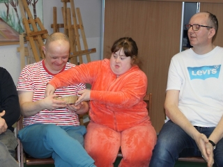 W poszukiwaniu Zająca, zagadki, konkurencje z jajkami, poszukiwanie upominków zajączkowych, odwiedziny dużego Zająca, zdjęcia pamiątkowe_8