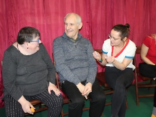 W poszukiwaniu Zająca, zagadki, konkurencje z jajkami, poszukiwanie upominków zajączkowych, odwiedziny dużego Zająca, zdjęcia pamiątkowe_9