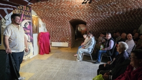 09.07.2025 Zwiedzanie wystawy "Inter Mundos. Sacrum et profanum Wloszacovioensis." we Włoszakowickiej Izbie Regionalnej im. Karola Kurpińskiego